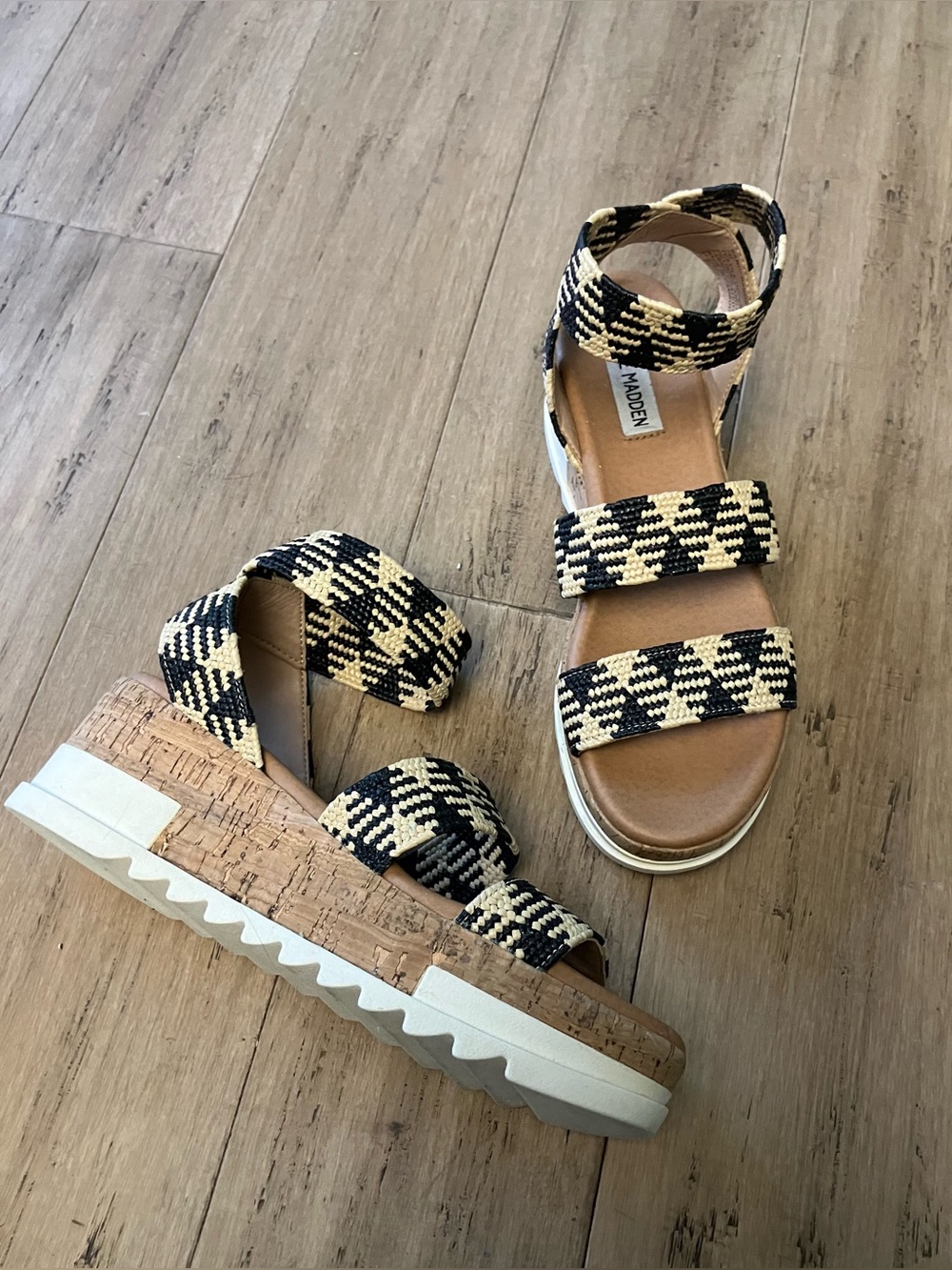 Steve Madden plaid banded platform womenβs sandals. Size 7
